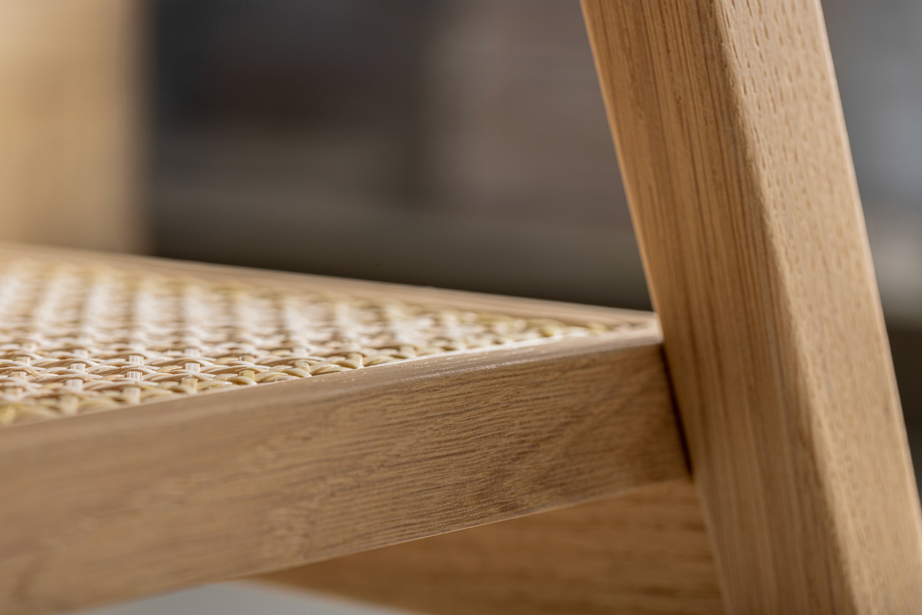 onderblad uit rotan van een handgemaakte eikenhouten salontafel