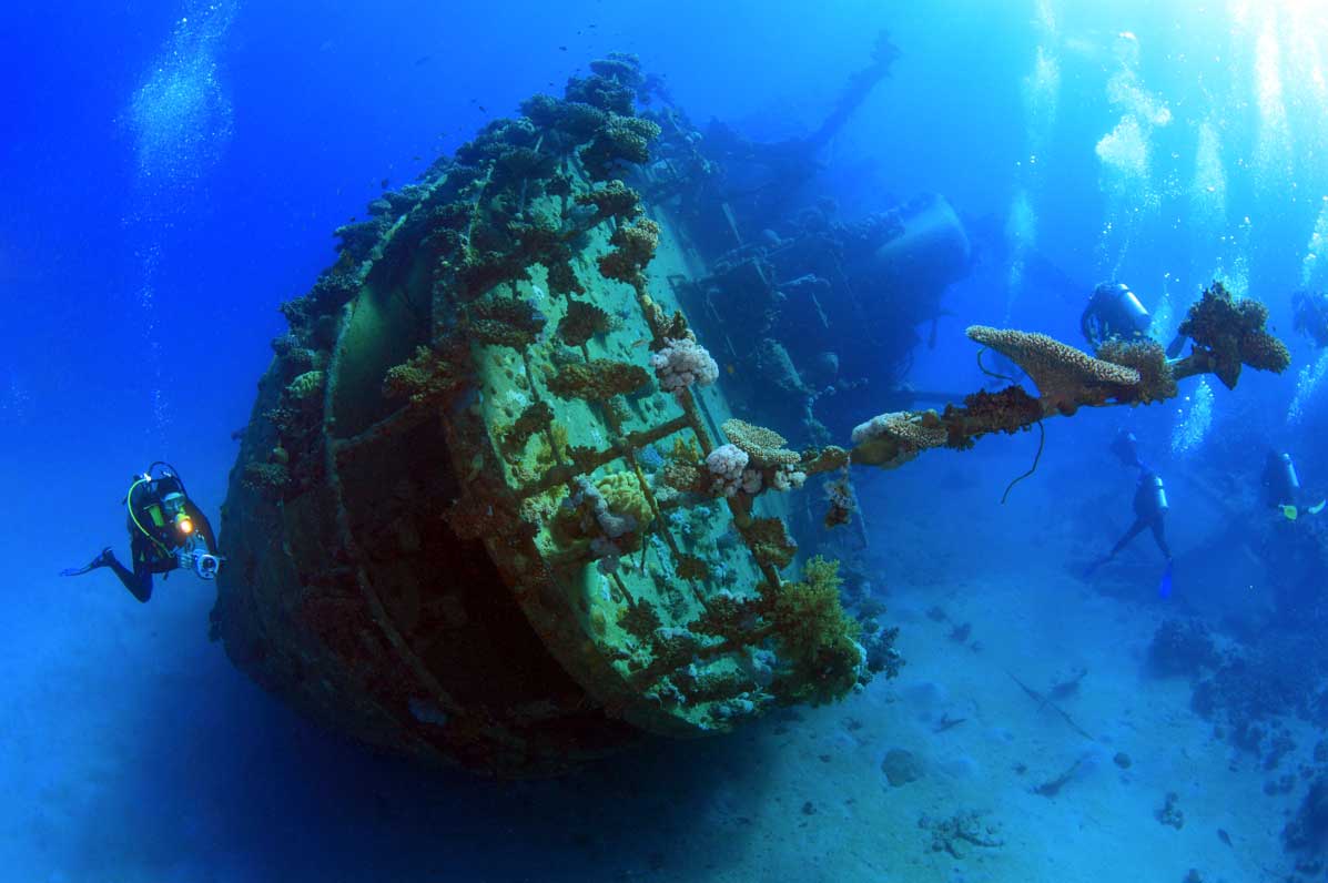 diver with the USAT liberty wreck in Bali