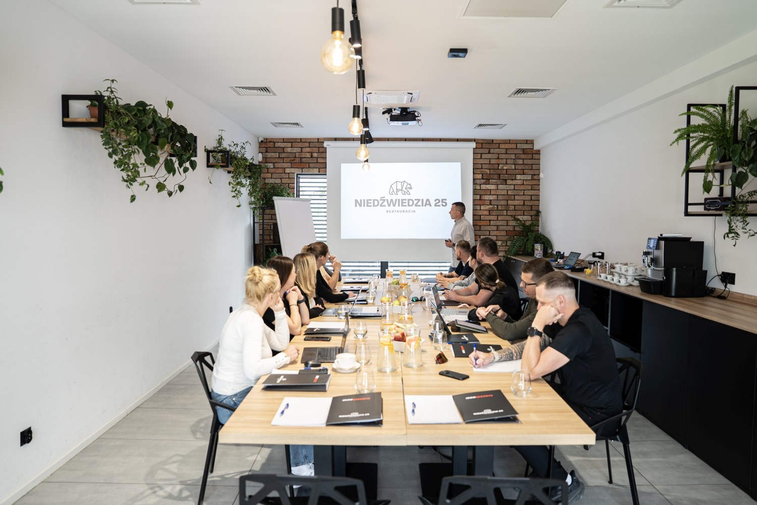 Kameralne spotkanie biznesowe w Niedźwiedzia 25 – zespół pracujący w eleganckiej i jasnej sali