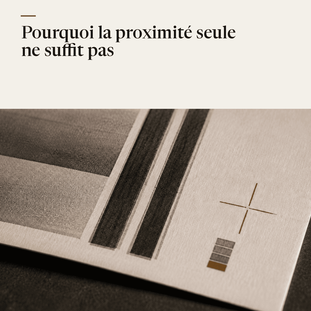 Une page imprimée dont les couches se décalent progressivement, tandis qu'une croix de repérage fixe rend l'écart visible.