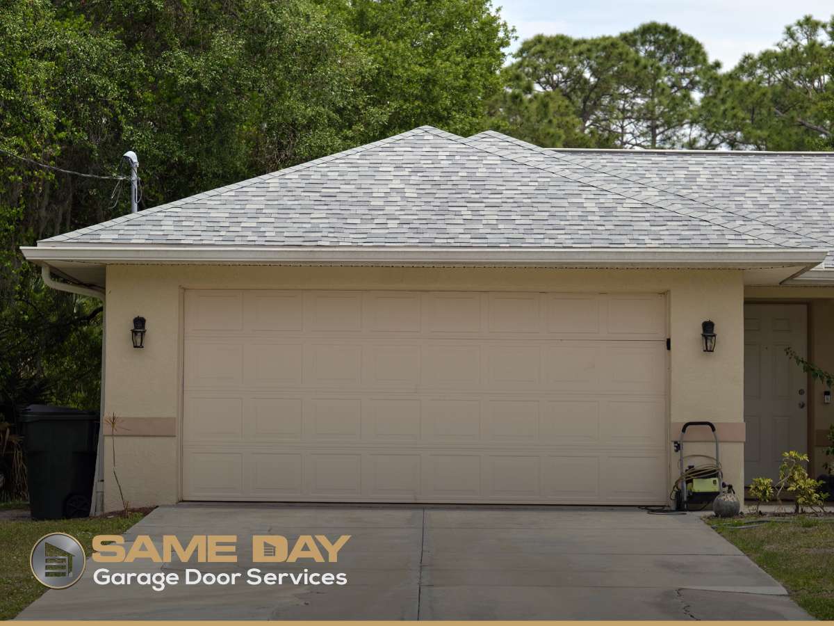 When Should You Replace Your Garage Door Seal||A garage door in Arizona