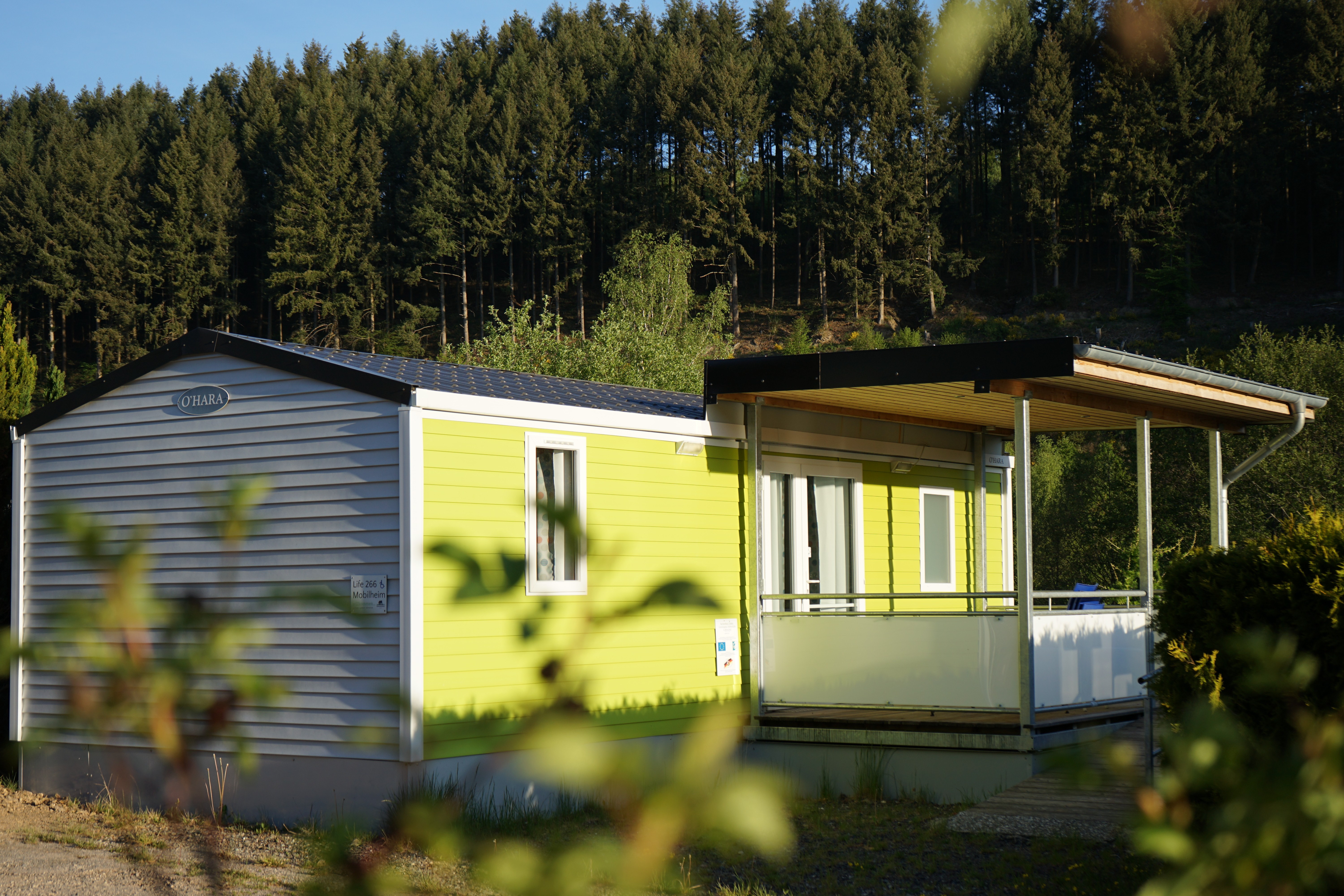 Mobile home in yellow at the Camping Harfemmühle