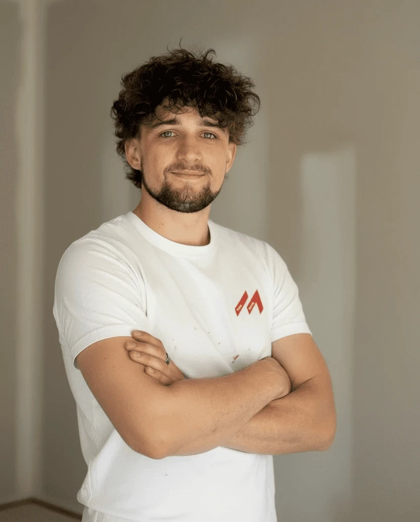 Ein mann mit verschröbnkter armen, portrait