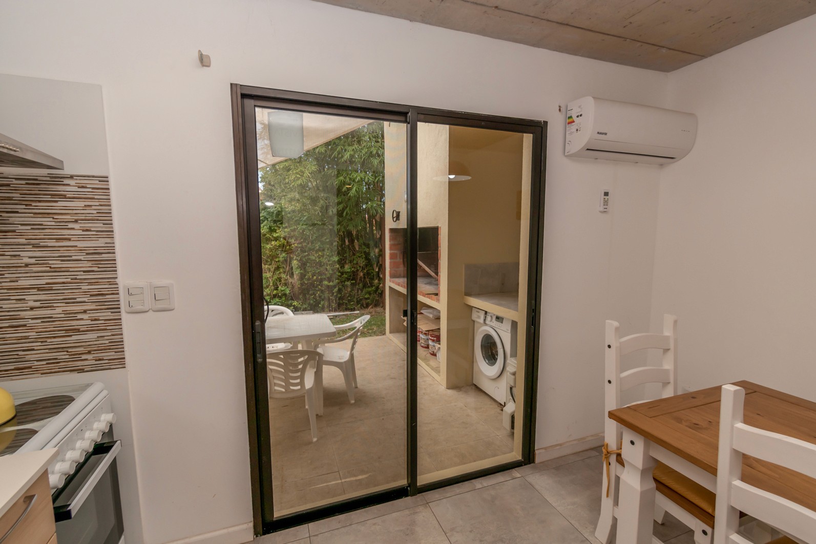 Cocina de Casa Gaviotas con diseño moderno y equipado - espacio funcional y luminoso para preparar comidas en un ambiente acogedor.