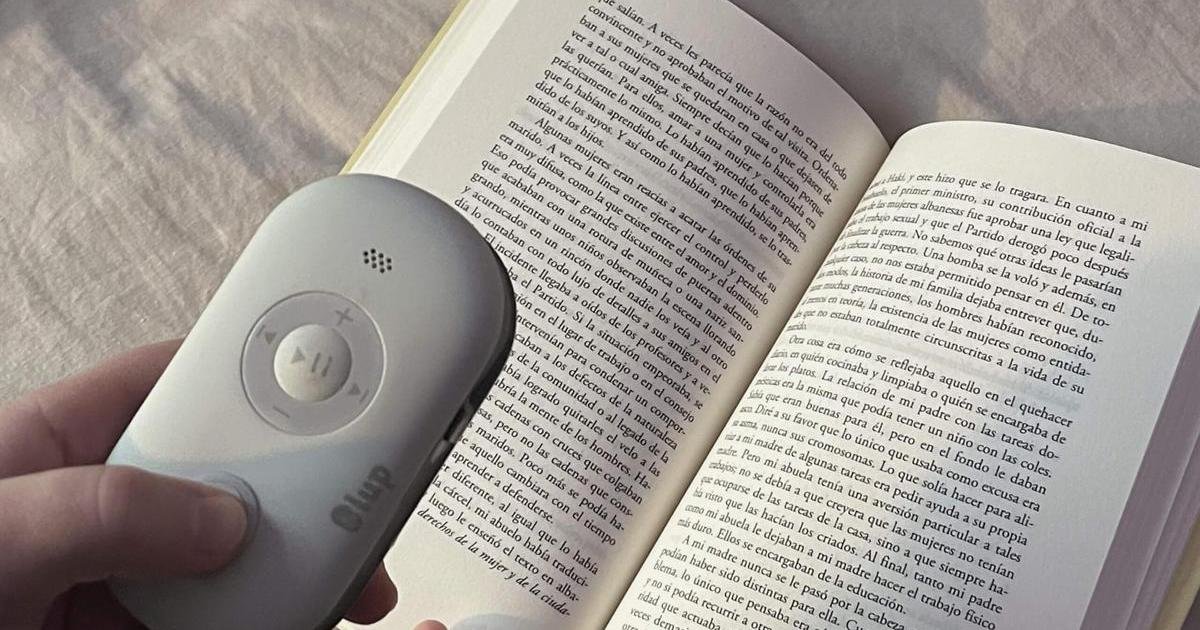 La Lupa Inteligente de LUP sobre un libro