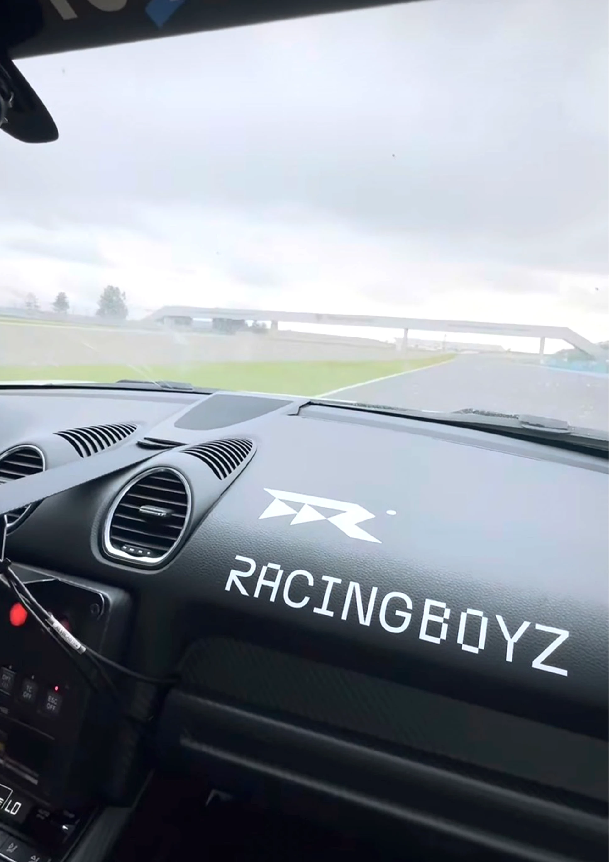 intérieur d'une voiture de course avec l'inscription racingboyz