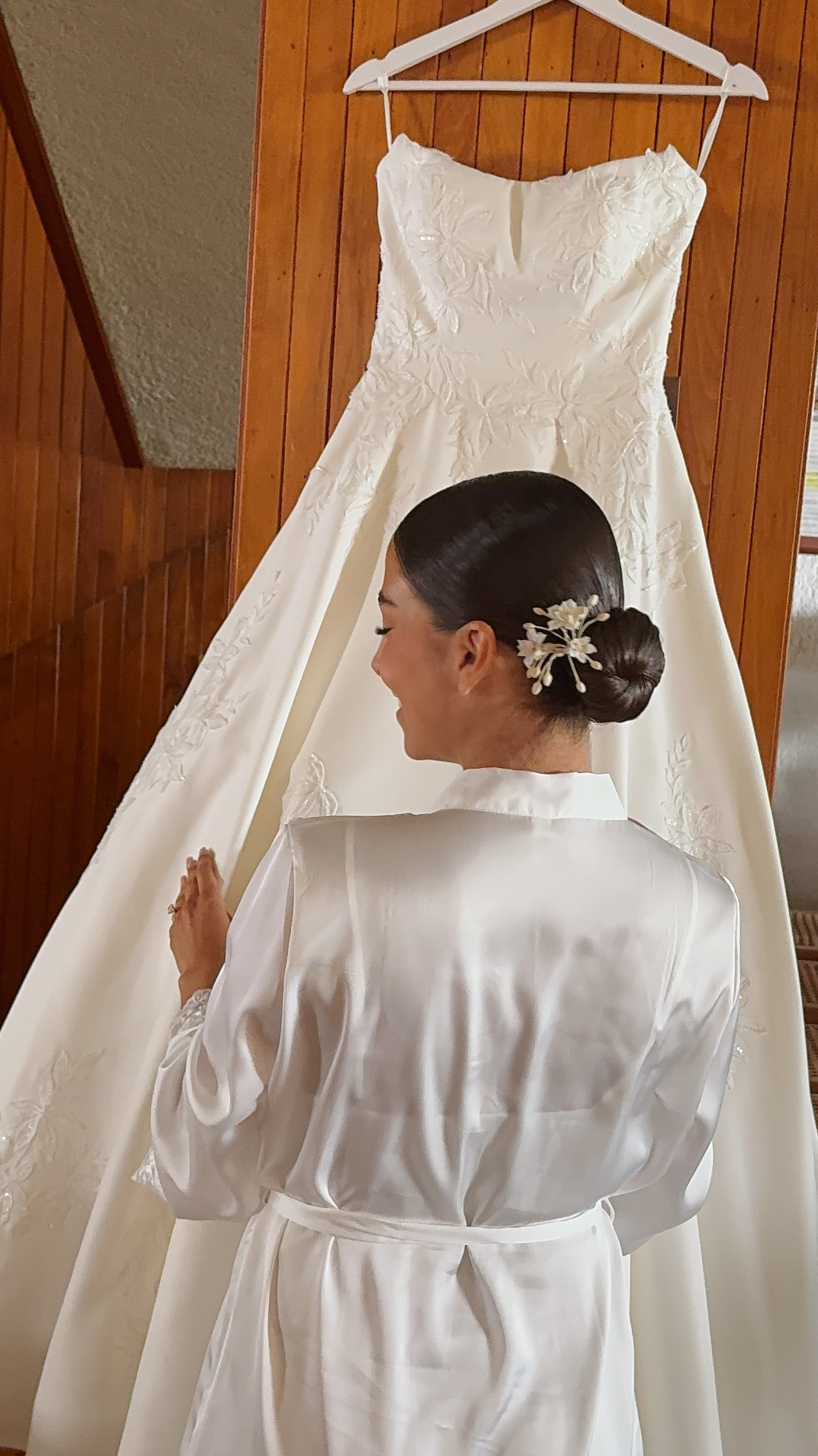 Peinado clásico y elegante para novia con tocado, estilo HairbyFersh.