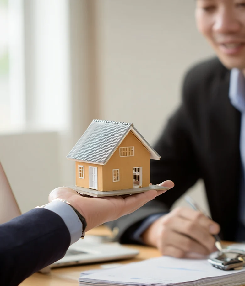 Modellino di una caso sul palmo di una mano