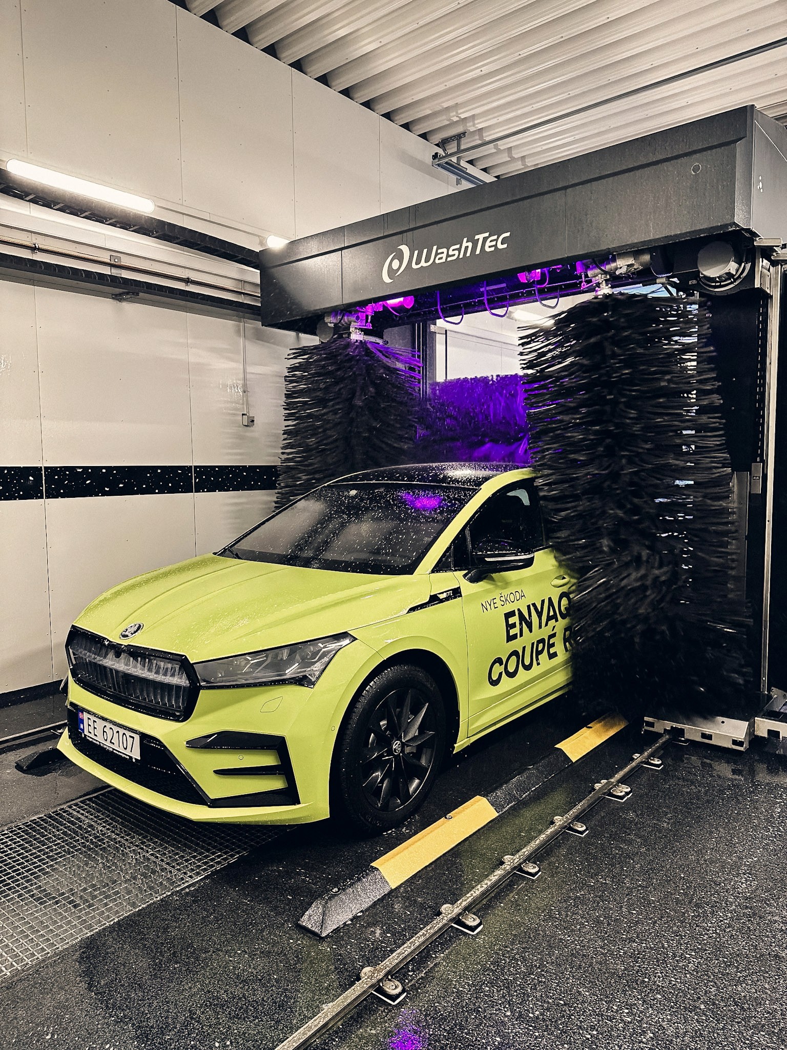 Blå Škoda i automatvask hos Såpebobla Vaskeland