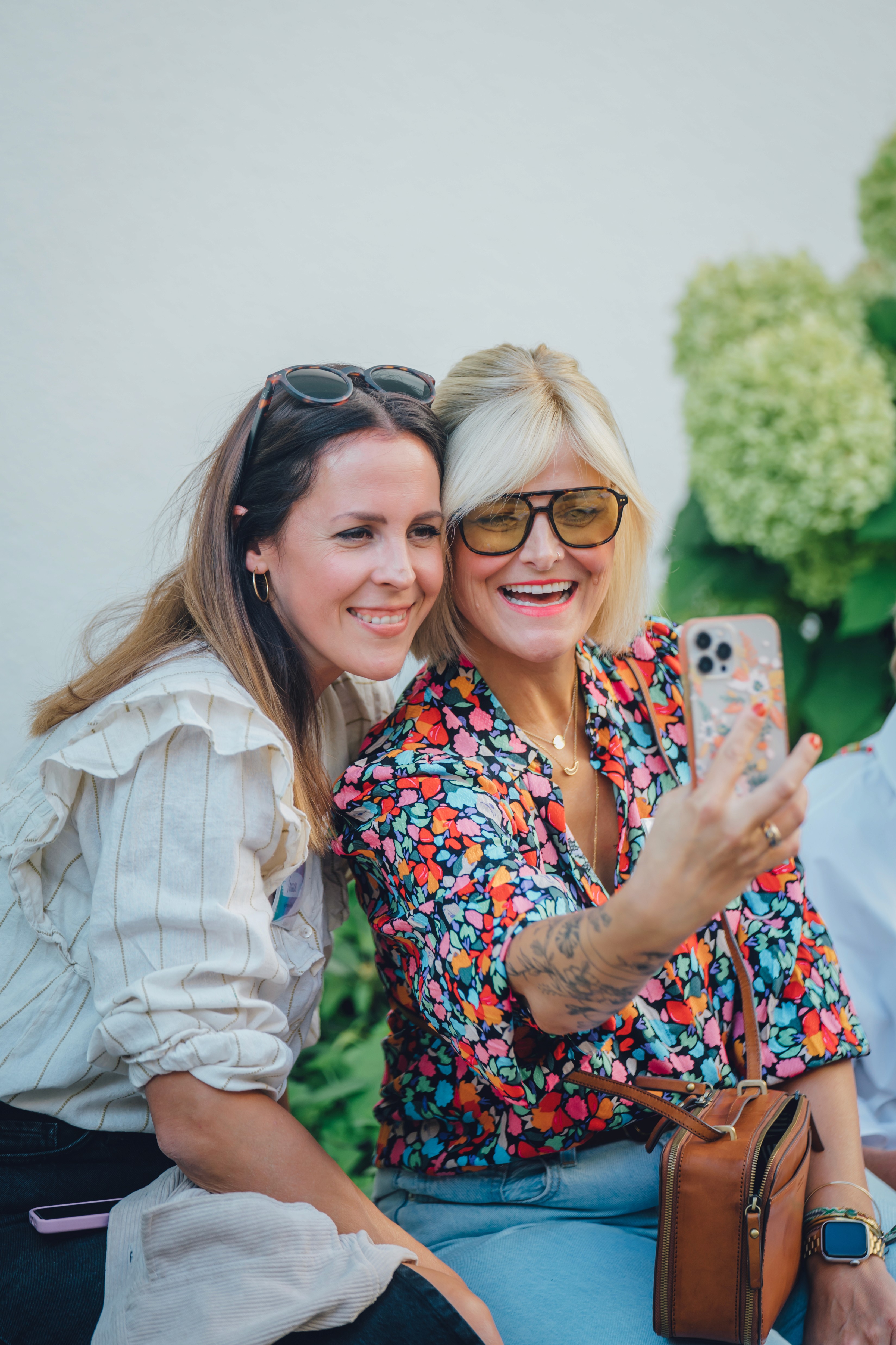 Zwei Creator machen beim GHBA & Friends ein Selfie und lachen in die Kamera.