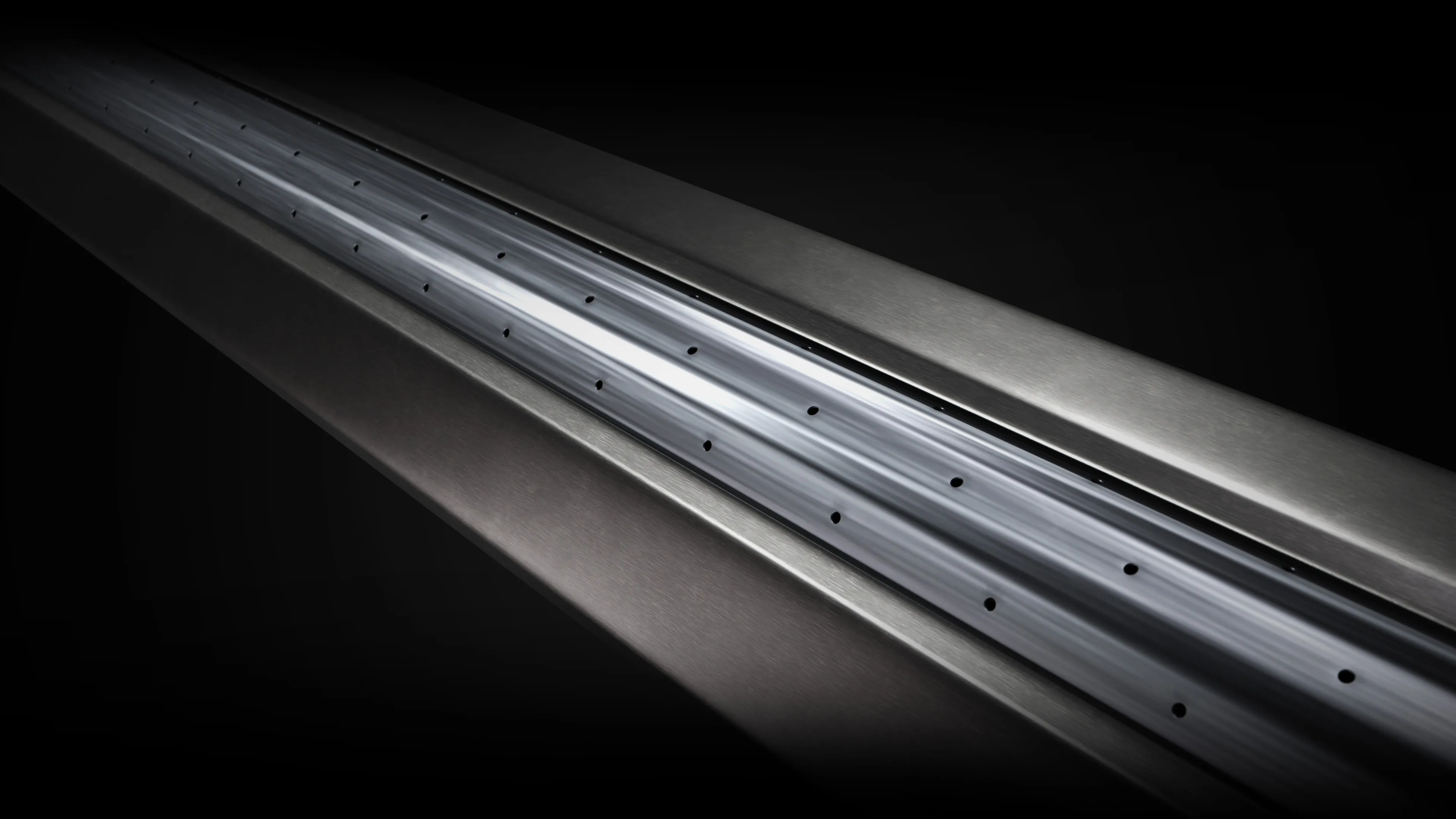 Close-up view of the metallic suction roller featuring a row of fine suction holes. As a crucial part of the triple suction system, it initially secures the film to prevent displacement and ensure stability during high-speed operation.