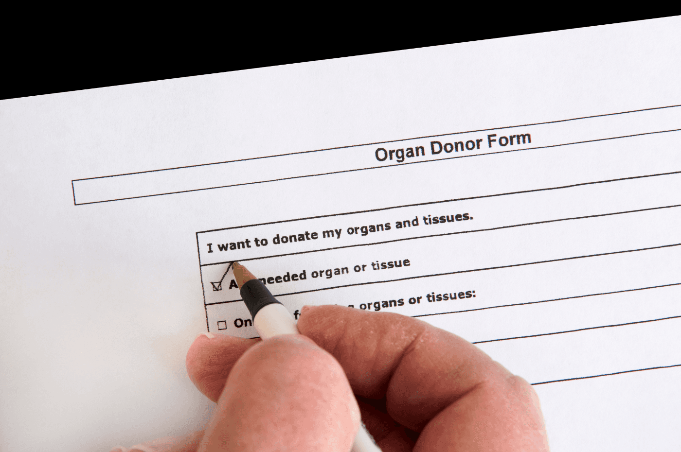 man fill out organ donor form