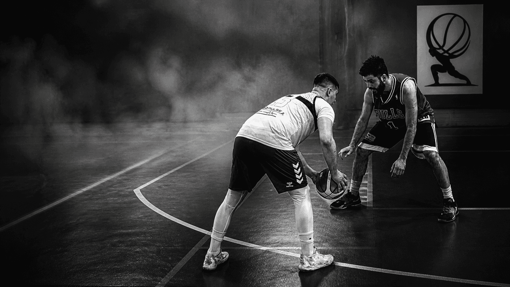 Dvojica momaka igraju 1 na 1 basket u Floor General Ligi