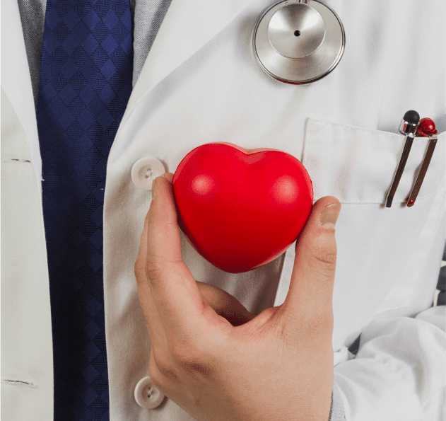 Doktor trzymający serce