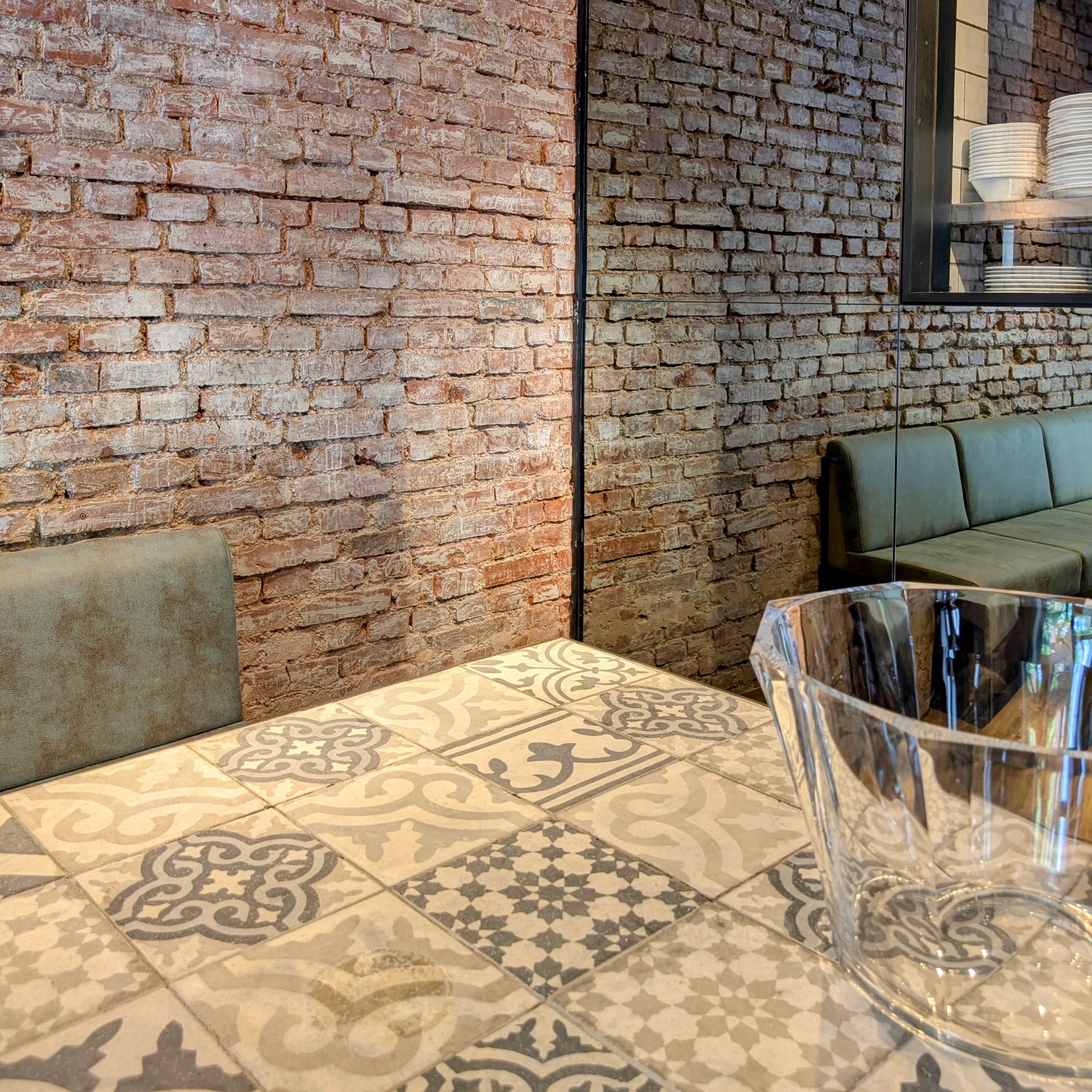 Sitzplätze im Raum der Social Tagesbar im Münchner Lehel