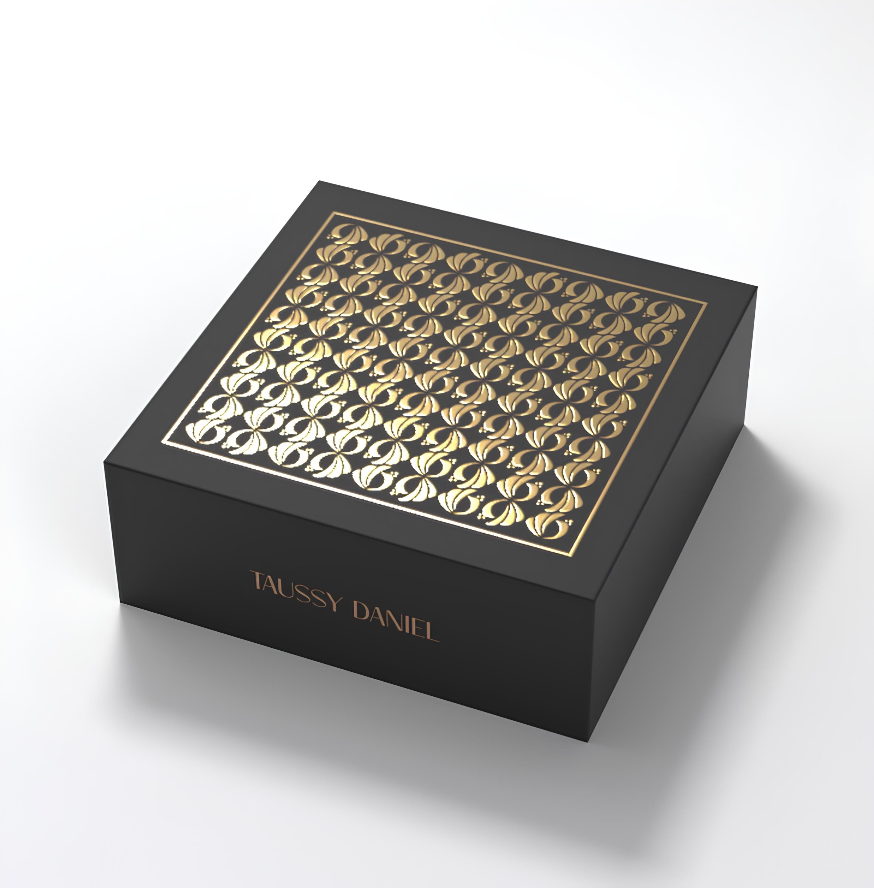 Packaging Design for Fashion Brand - Branding - Packaging - Rebrand - Tags - Production - Savart Agency