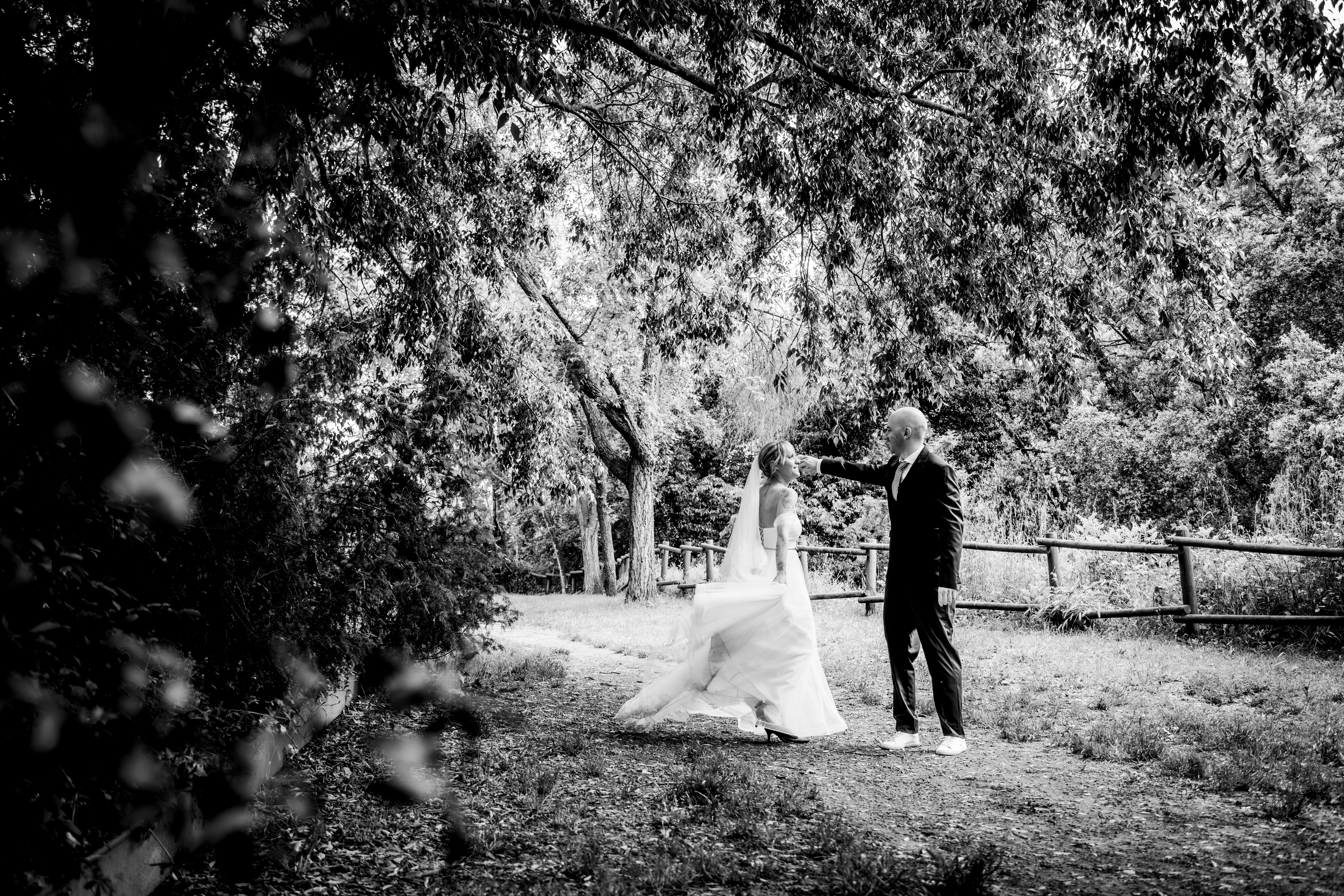 Sesión de boda con los novios en un parque en blanco y negro