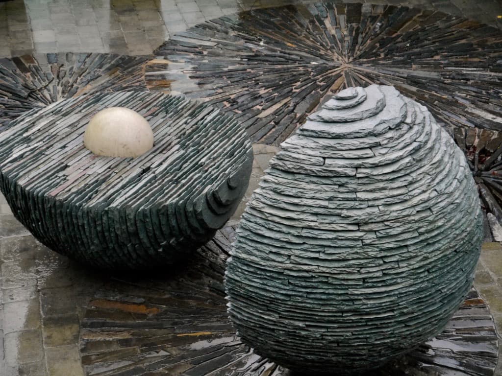 Trockenmauerkunstwerk Steinkugel von Andrew Loudon