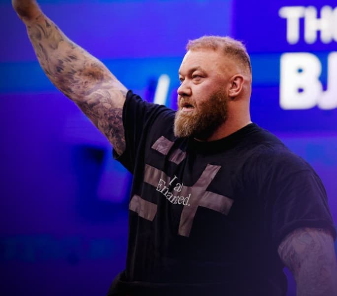 Thor lifting on stage