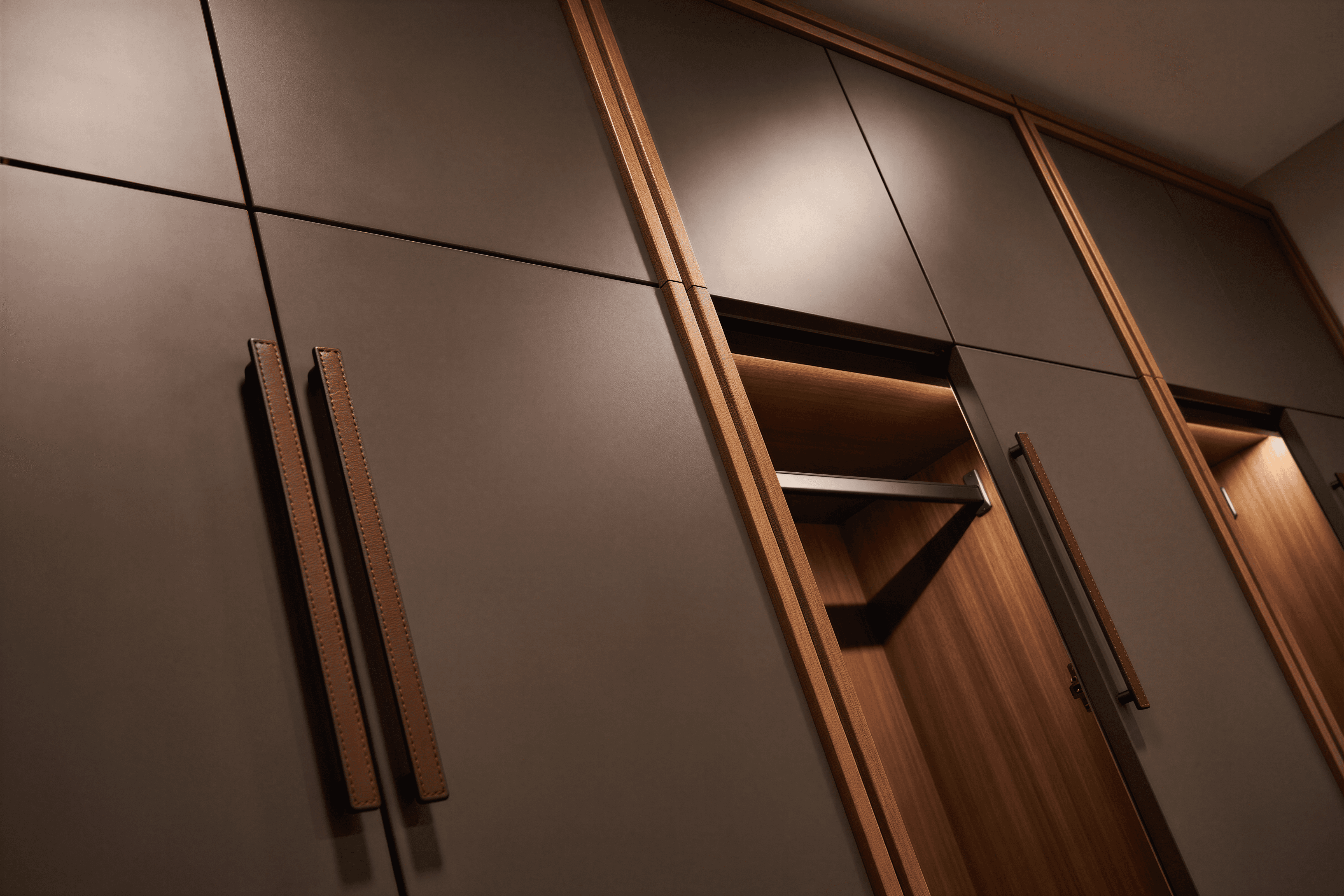 Fronturi de dulap antracit cu mânere verticale din lemn, linii ferme și muchii precise.