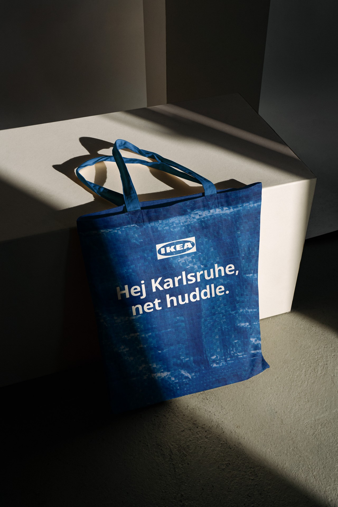 Custom IKEA FRAKTA bag welcoming Karlsruhe residents as part of the net huddle campaign.