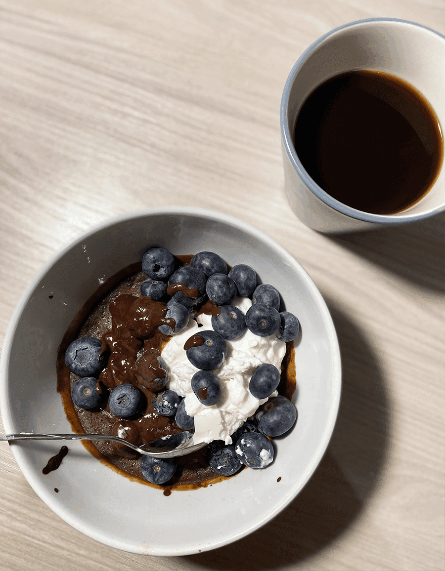 Porridge con yogurt e mirtilli e caffè