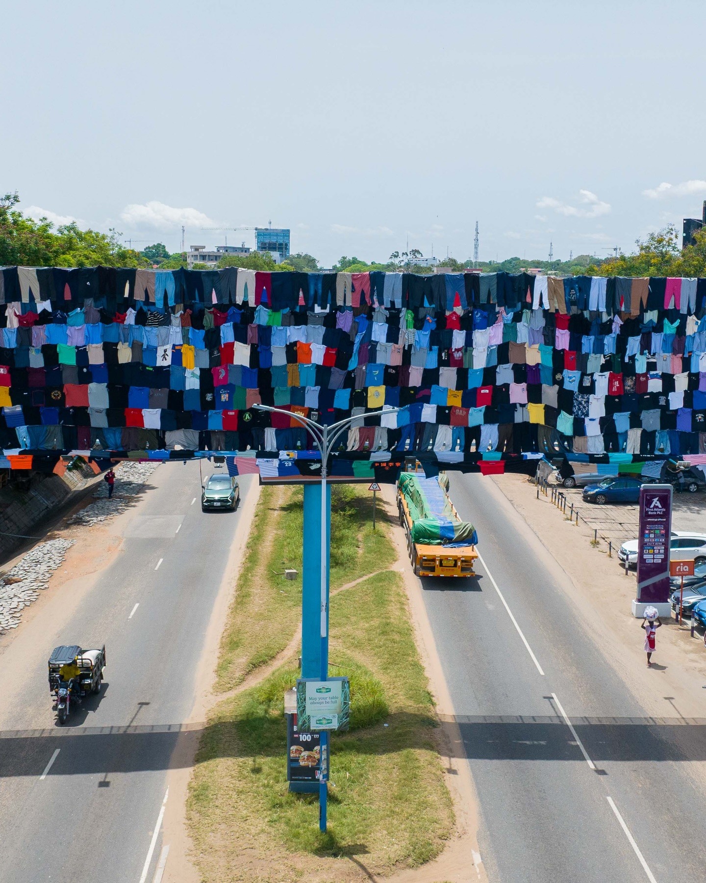 Through BALEBOARDS, Ghanaian artist Emmanuel Aggrey Tieku transforms discarded clothing into public installations that confront fashion’s waste crisis head,on. What we wear, where it ends, and who carries the burden.
