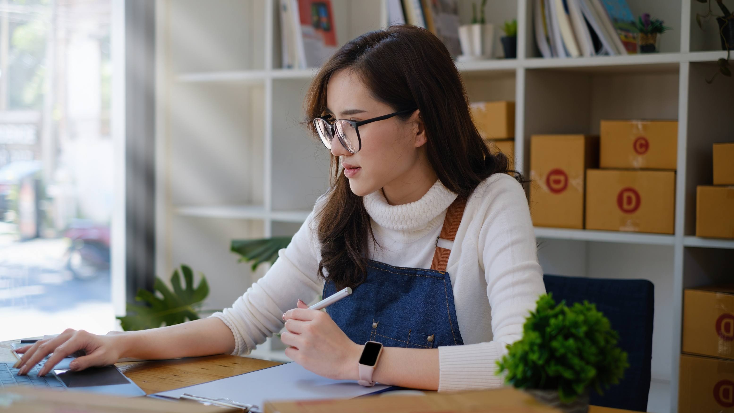 一位小企业主正在用笔记本电脑研究电子发票