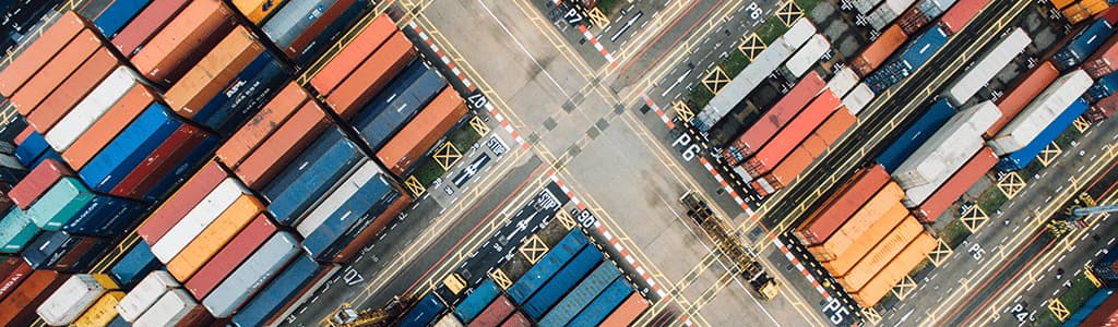 Vista aerea di container in un porto per il trasporto merci internazionale