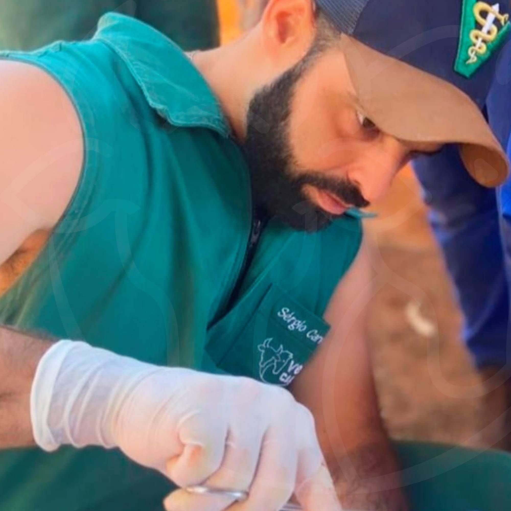 Sergio utilizando luva cirurgica durante um procedimento