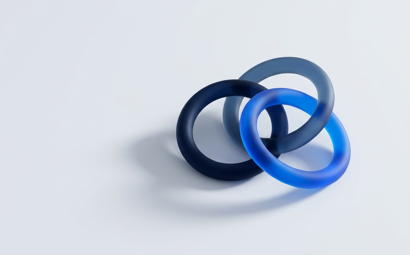 Ineinandergreifende Glaselemente als Sinnbild zum Thema Phishing mit KI
