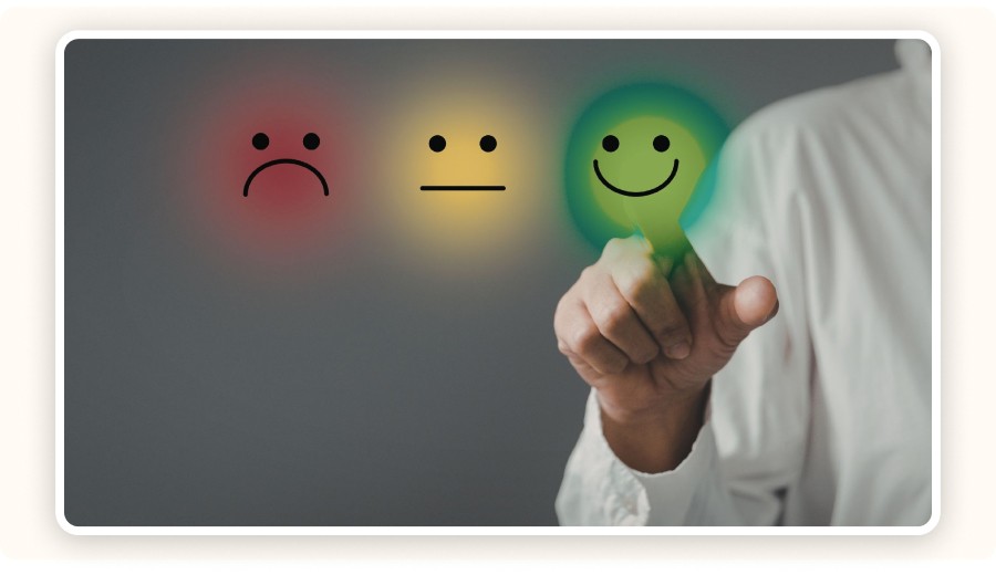 Main sélectionne smiley positif parmi niveaux satisfaction client négatif neutre.