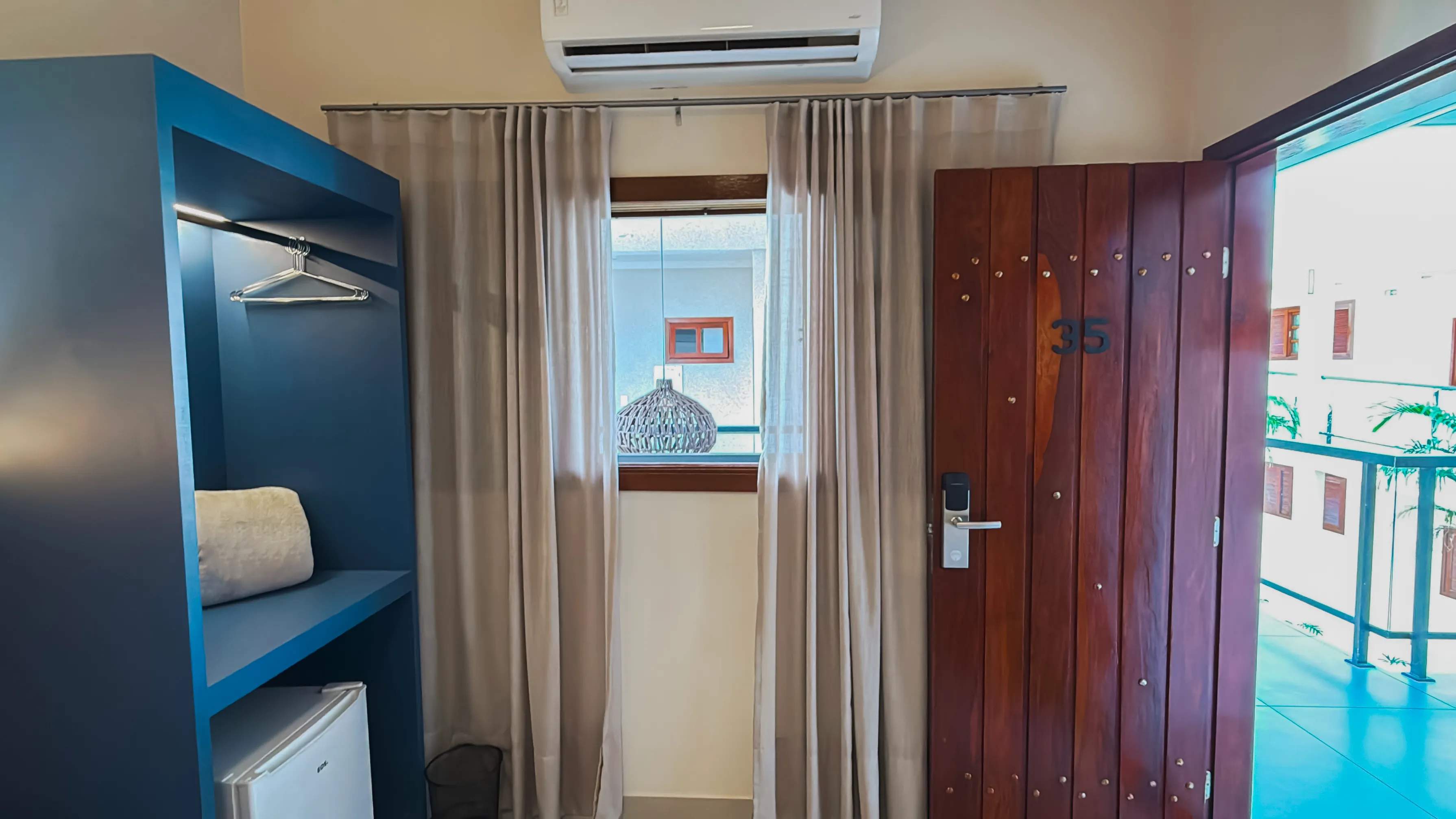 Banheiro do Apartamento Triplo com box de vidro.