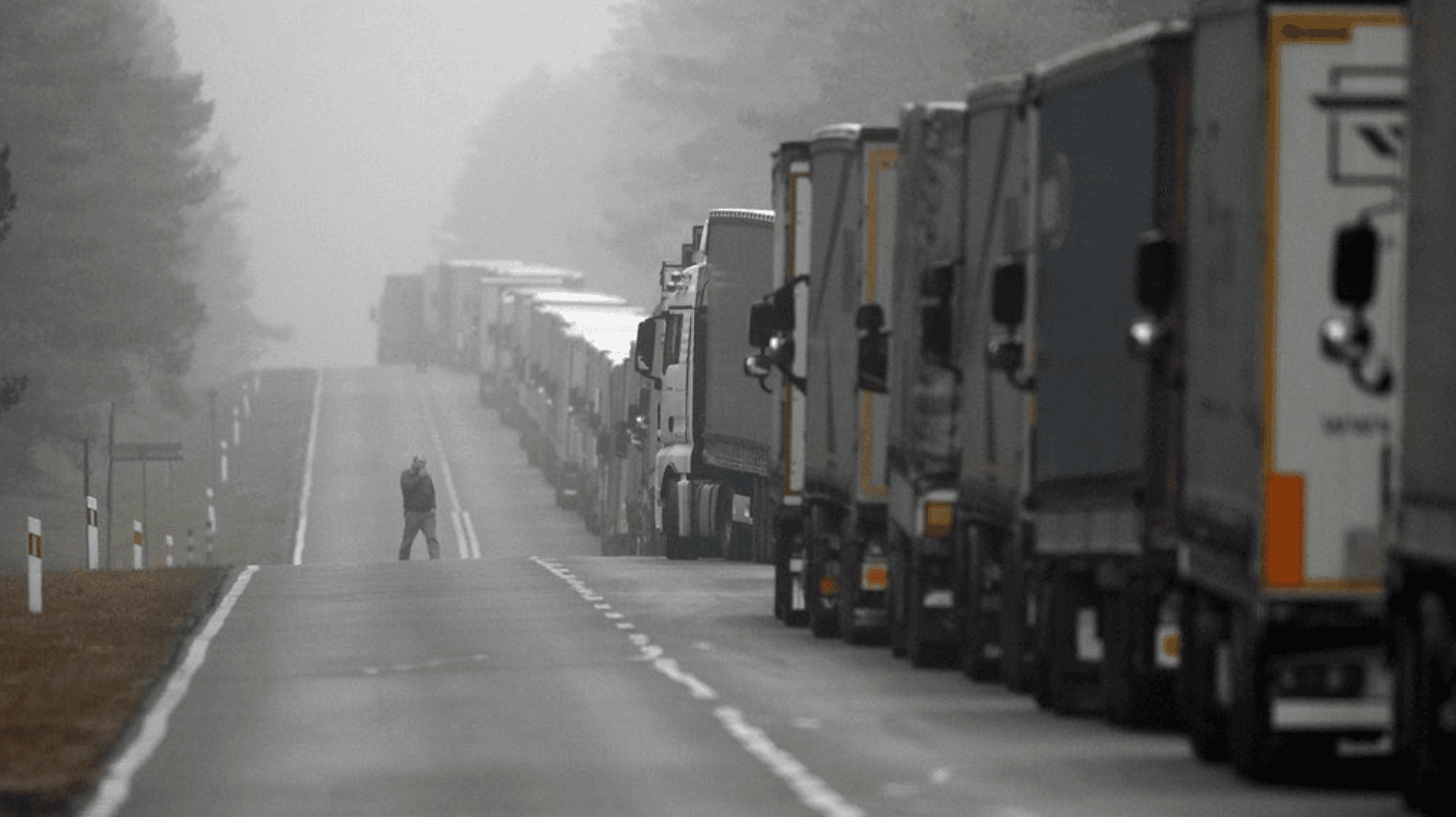 Ukrainian freight trucks at an EU border crossing, benefiting from the extended permit-free transport agreement.