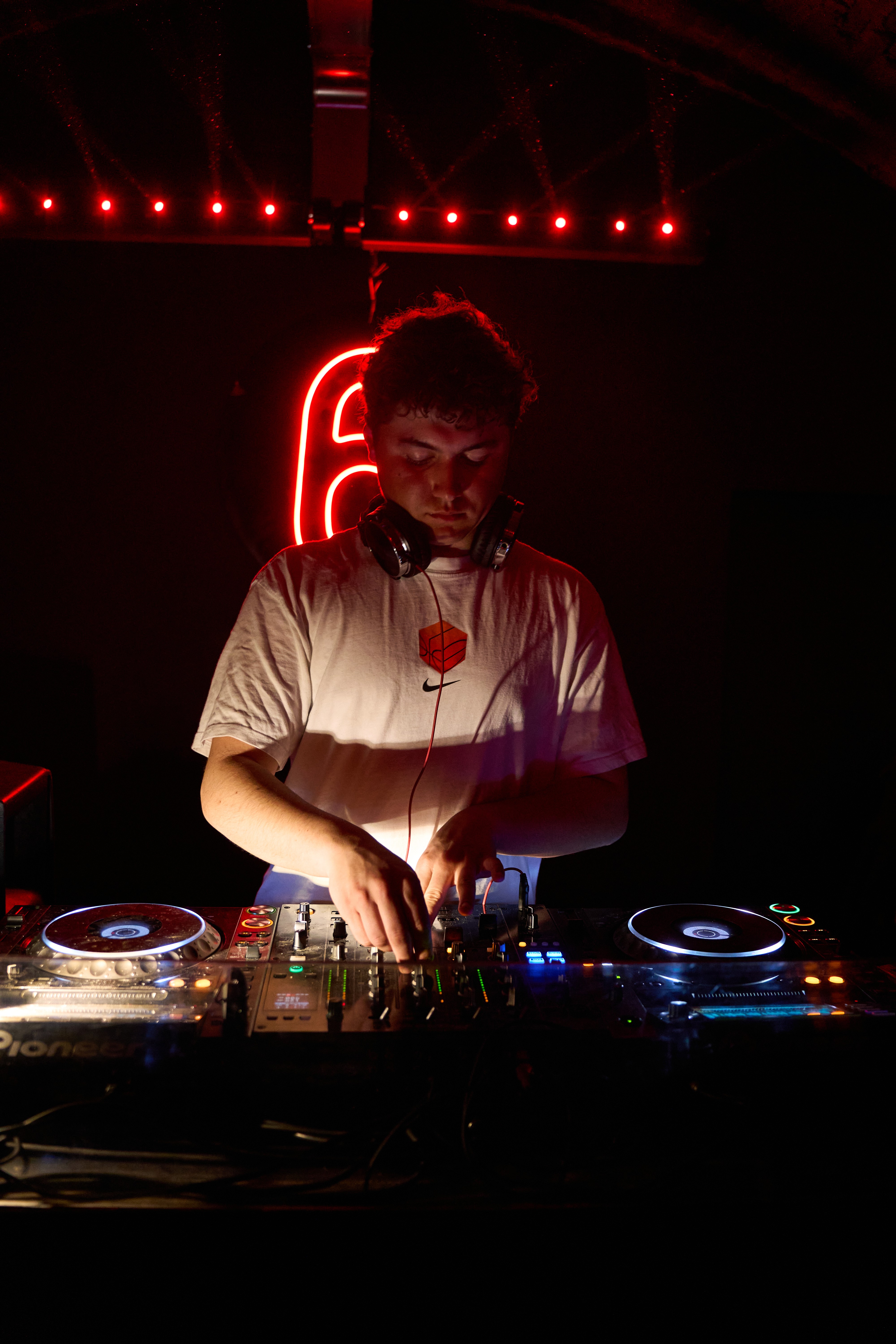 Prossimi Artisti – Nuove Collaborazioni Sestopiano  I prossimi artisti Sestopiano portano nuova energia nella scena della musica elettronica Torino, consolidando il ruolo di Sestopiano Torino tra i riferimenti degli eventi Torino dedicati alla ricerca sonora.  Ogni DJ set live Torino nasce da un’attenta selezione di DJ Torino, producer elettronici e artisti emergenti Torino che condividono la nostra visione musicale. Non scegliamo semplici performer, ma talenti capaci di trasformare ogni evento in un’esperienza immersiva.  Attraverso nuove collaborazioni musicali, uniamo scena locale e influenze nazionali, creando connessioni tra pubblico, artisti e professionisti della musica Torino. I nostri eventi diventano così uno spazio di scoperta per chi vuole conoscere nuovi artisti Torino e vivere performance autentiche.  Questa sezione è dedicata ai DJ e producer che suoneranno nei prossimi eventi di Sestopiano Torino, contribuendo alla crescita degli Events Turin e alla diffusione della musica contemporanea in città.  Per non perdere lineup, annunci ufficiali e anticipazioni sui prossimi artisti, seguici su Instagram e sui nostri social ufficiali.