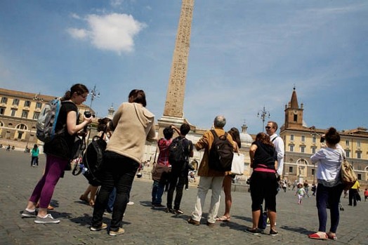 group of people at piazzo del popolo