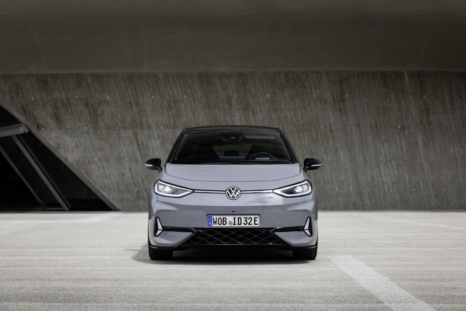 Volkswagen ID.3 grise de face dans un décor architectural contemporain, compacte électrique au design épuré