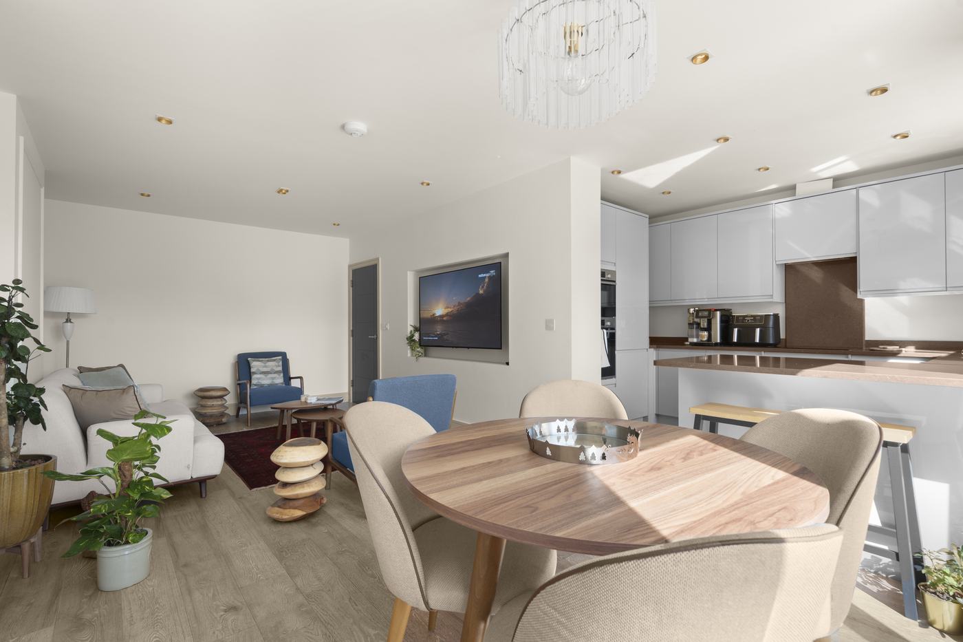Open-plan living, dining and kitchen space in a High Barnet Airbnb property