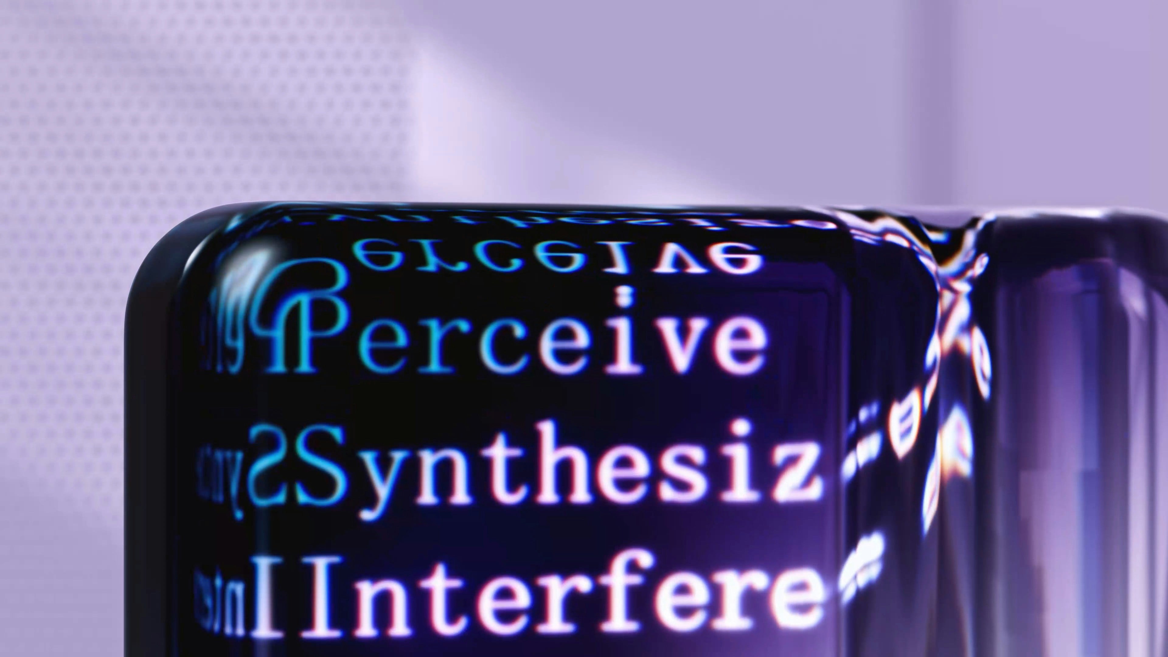 Close-up van een glanzend, donker object met de woorden "Perceive", "Synthesiz" en "Interfere" in blauw/wit licht.