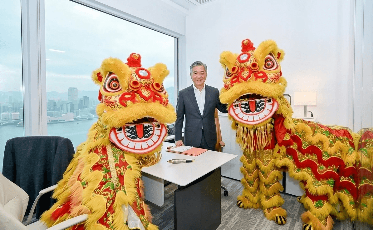 香港企業開幕典禮舞獅表演，專業活動策劃統籌黃色醒獅於維港海景辦公室助慶。