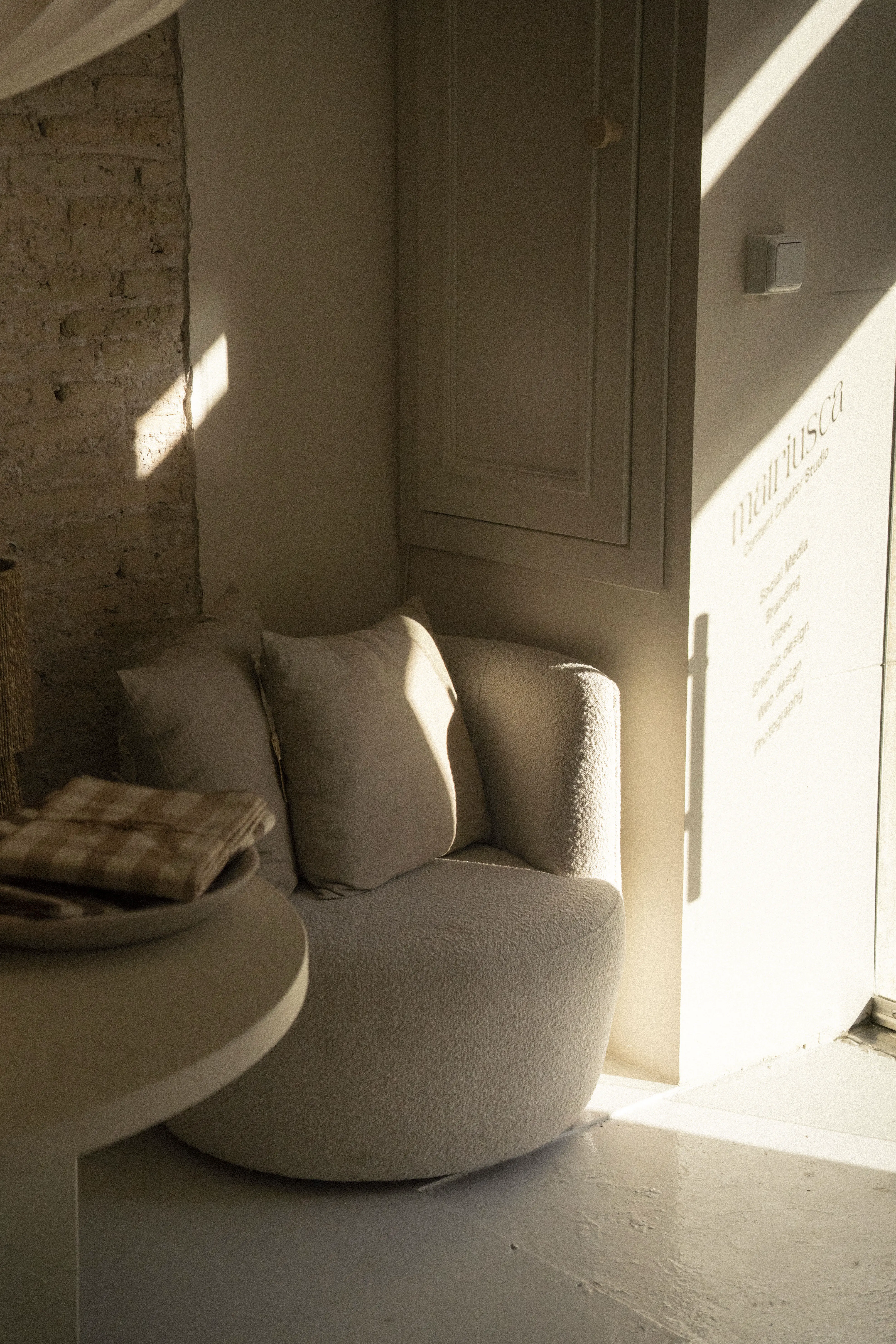 Esquina interior con sillon iluminada desde el exterior