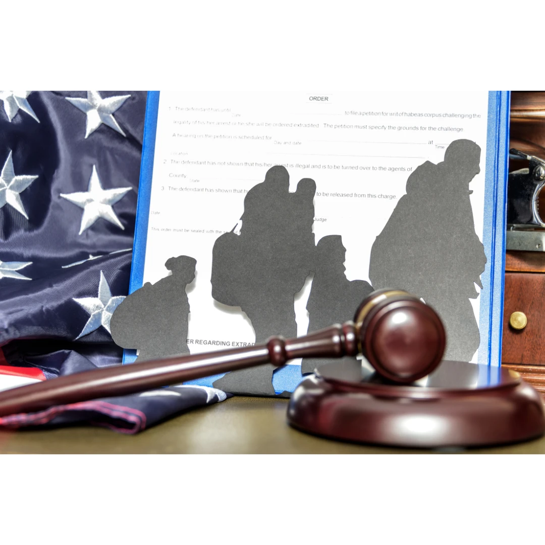 Um martelo de juiz repousa sobre uma mesa ao lado de uma bandeira americana dobrada e de um documento legal com silhuetas recortadas, simbolizando justiça, desafios da imigração e cidadania nos Estados Unidos.