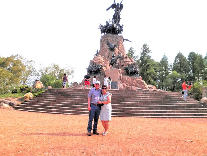 Casal em frente a monumento histórico durante viagem a Mendoza