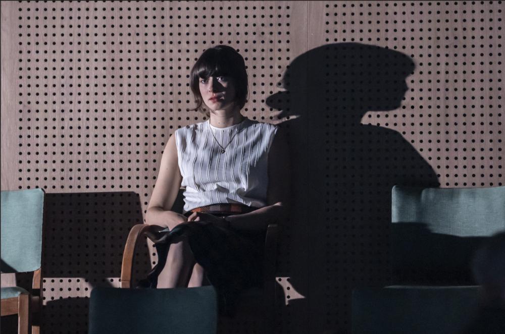 『寒い国から帰ってきたスパイ』のシーンで、女性が濃い影の中に座っています。