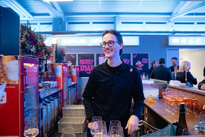 junger mann am arbeiten bei der stiegl bar