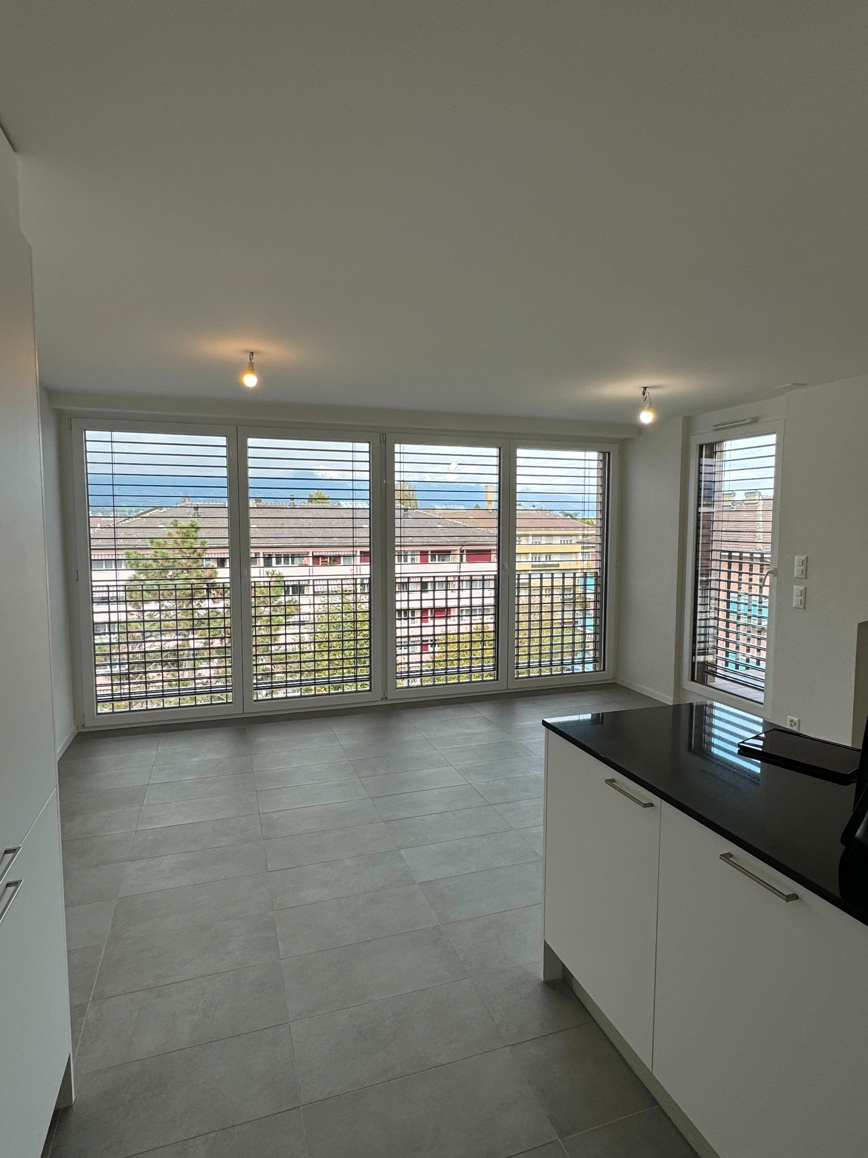 Maison moderne avec grandes fenêtres – illustration rénovation