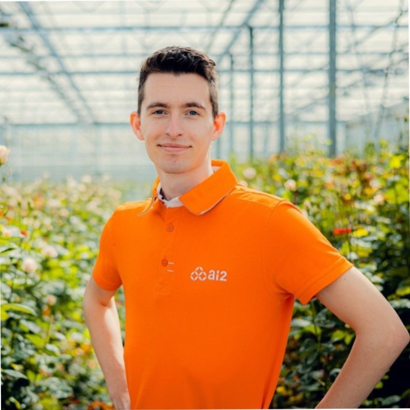 Jelle Fransen van Agri Inter Incasso in een kas