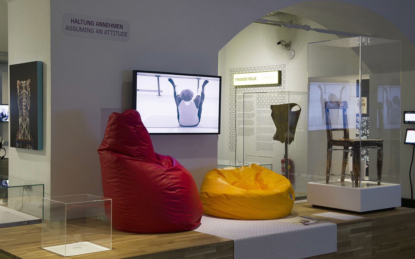 Pengunjung mengeksplorasi interior pameran MAK Museum of Applied Arts Vienna dengan kursi modern.