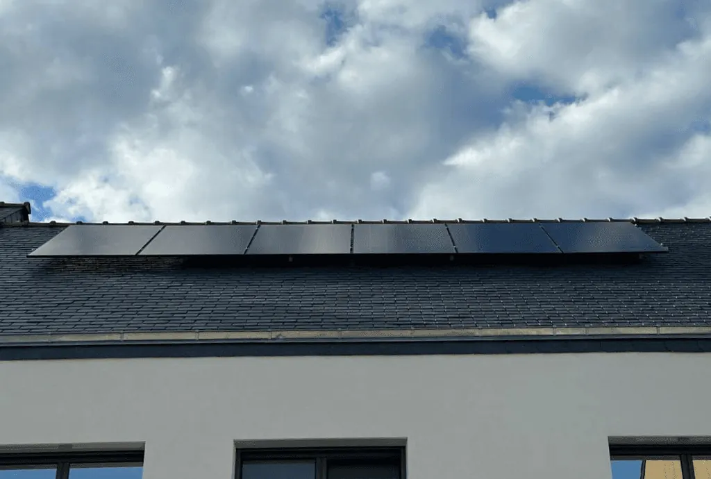 Photo d'une maison à Angers équipée de panneaux photovoltaïques dont l'installation a été faite par Solarock.