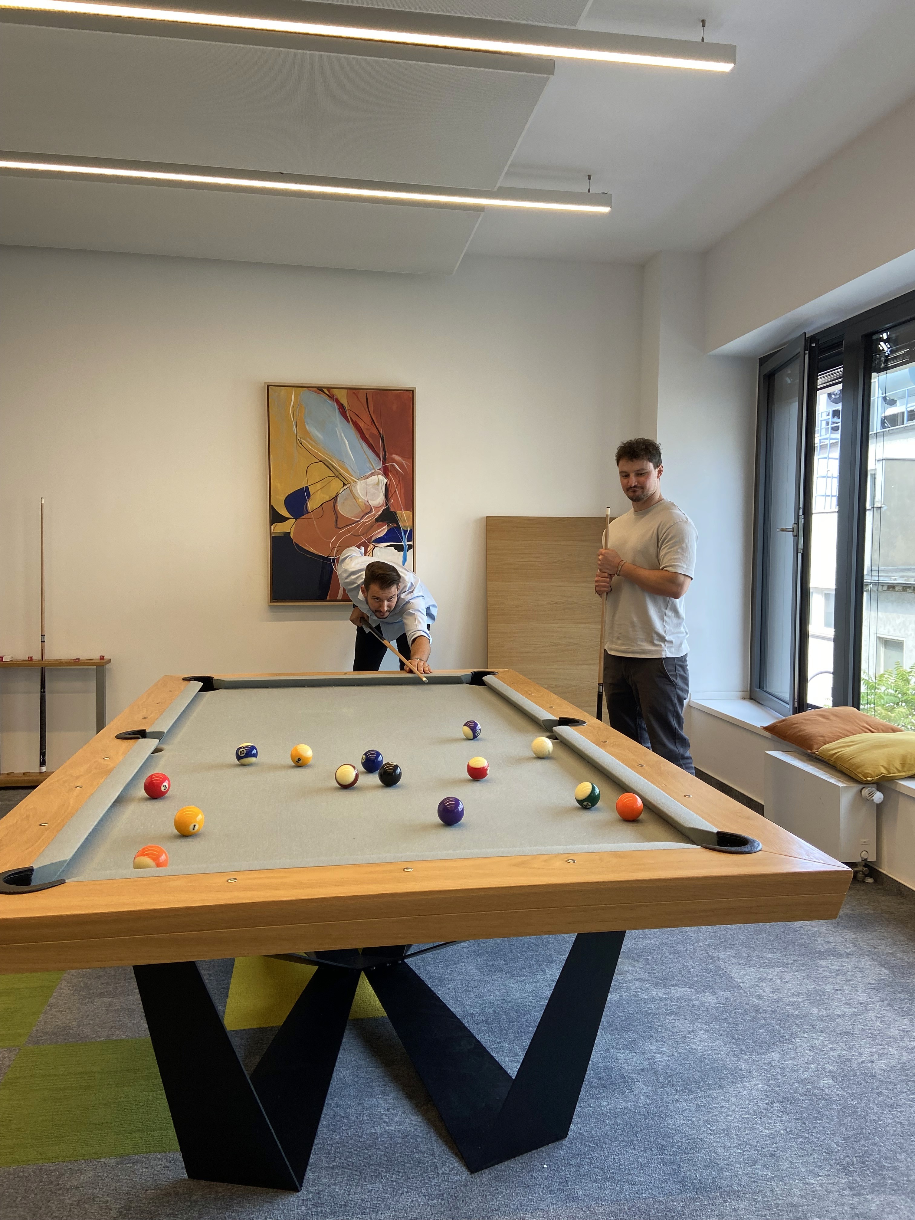 Une partie de billard au bureau d'anny